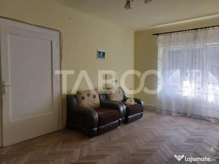 Apartament cu 3 camere semidecomandat în Central