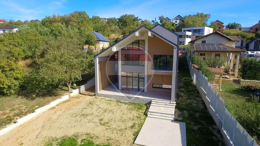 Duplex cu 6 camere cu Teren 600 Mp în Sud