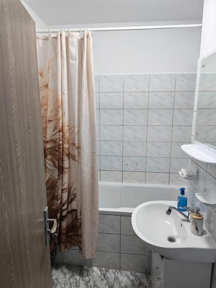 Apartament cu 3 camere decomandat în Fundeni