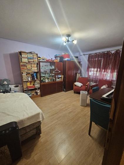 Apartament cu 3 camere decomandat în 1 Mai