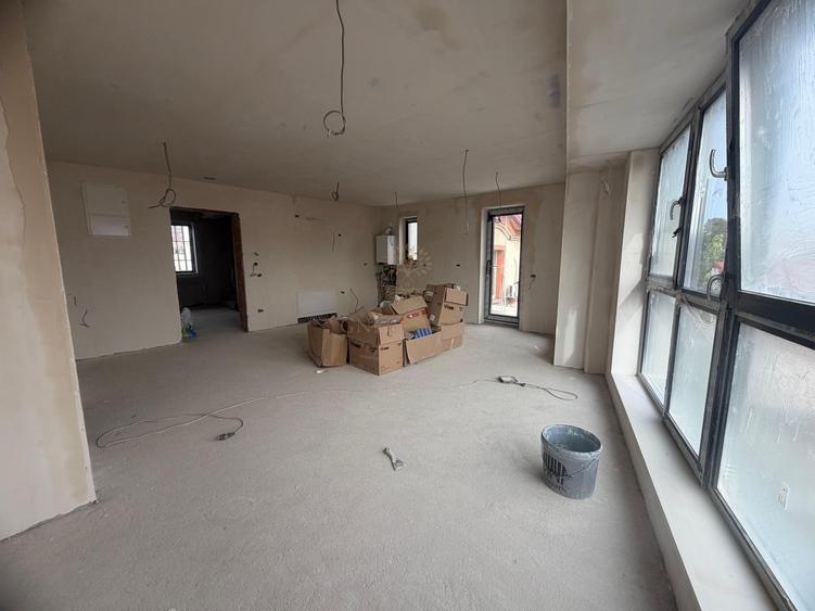 Apartament cu 3 camere semidecomandat, mobilat în Tineretului
