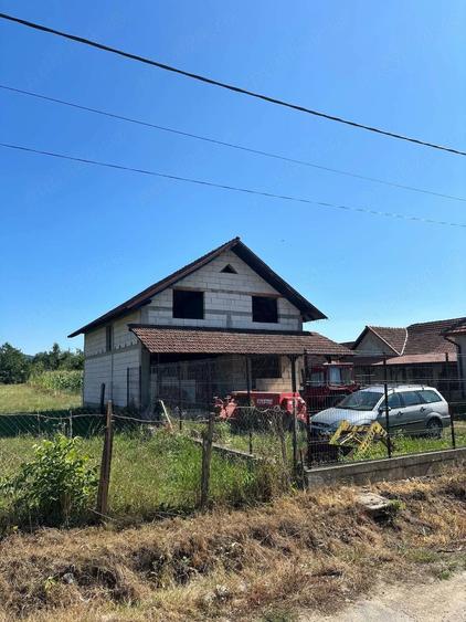 Casă cu Teren 1400 Mp în Brădet