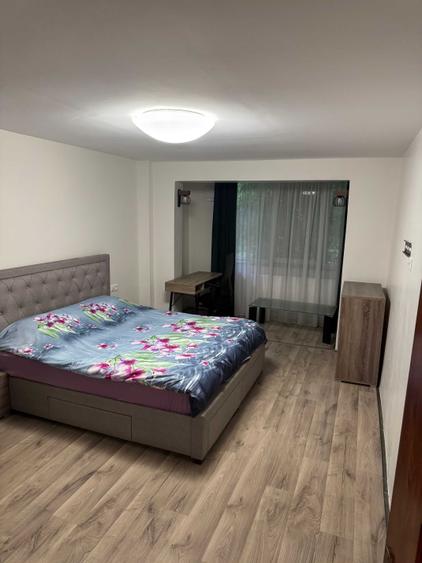 Apartament cu 3 camere decomandat în Exterior Vest