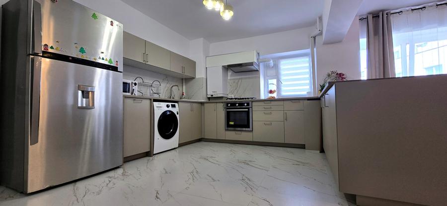 Apartament cu 3 camere semidecomandat în Apărătorii Patriei
