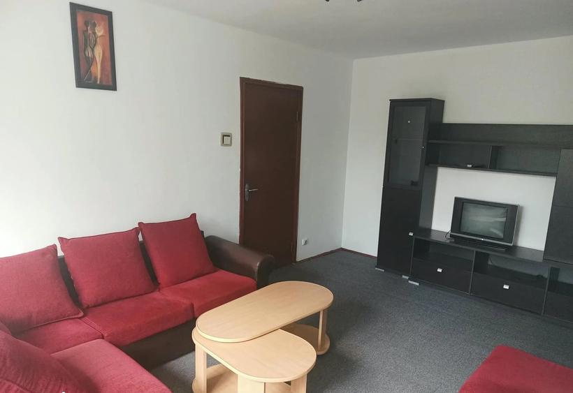 Apartament cu 3 camere semidecomandat în Drumul Taberei