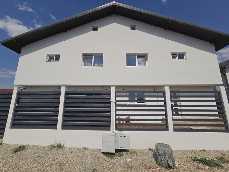 Duplex cu perete dublu- 4 camere - 2 bai - apa curenta - canalizare - pod - 2