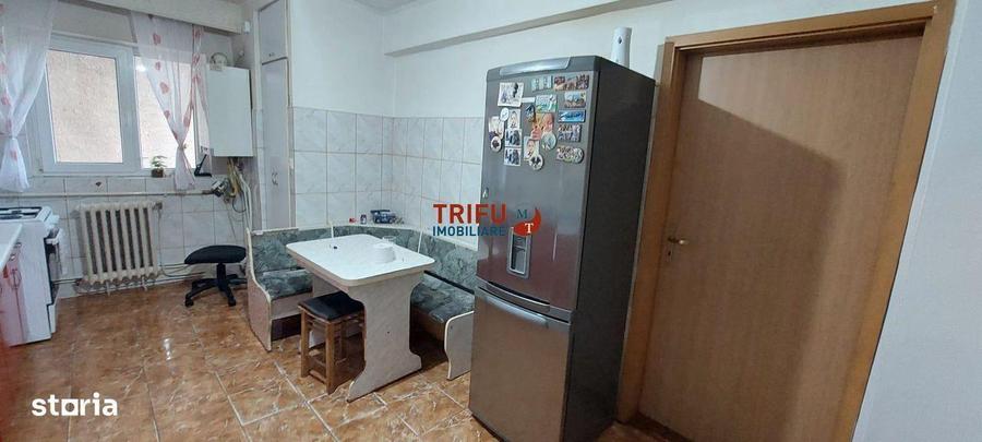 Apartament de vanzare 3 camere zona Ampoi - 1