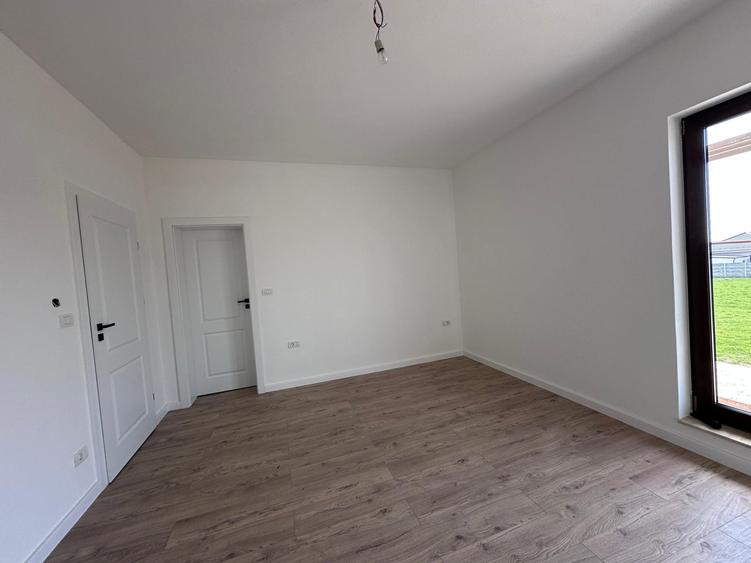 Locuință Impresionantă cu 4 Camere și 3 Băi Jumătate Duplex în Giroc - 5