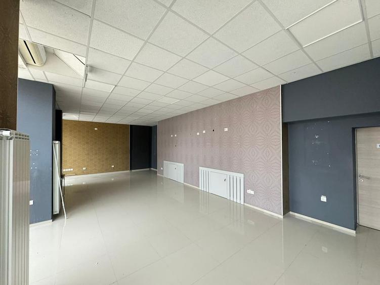 Spațiu comercial de închiriat cu vitrină de 12 m în zona Miorița - 1