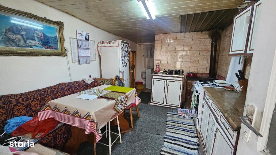 Casa de vanzare cu garaj ?i pivni?a, in ora? - 10