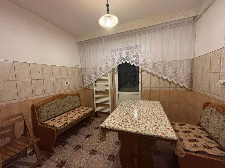 Apartament cu 3 camere decomandat, mobilat în Tomești