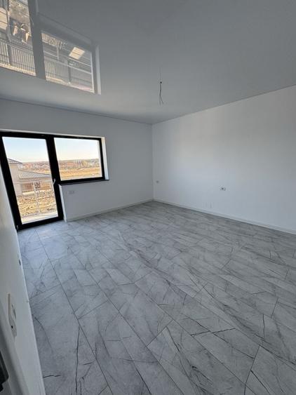 Apartament cu 4 camere decomandat în Bascov