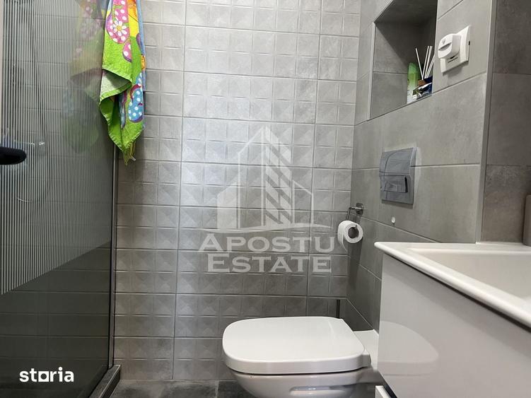 Apartament cu 3 camere semidecomandat în Ghiroda