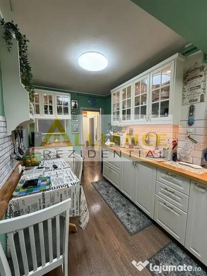 Apartament cu 3 camere decomandat în Central