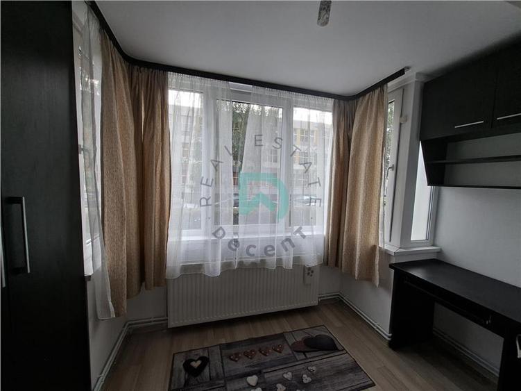Apartament cu 3 camere semidecomandat în Tractorul