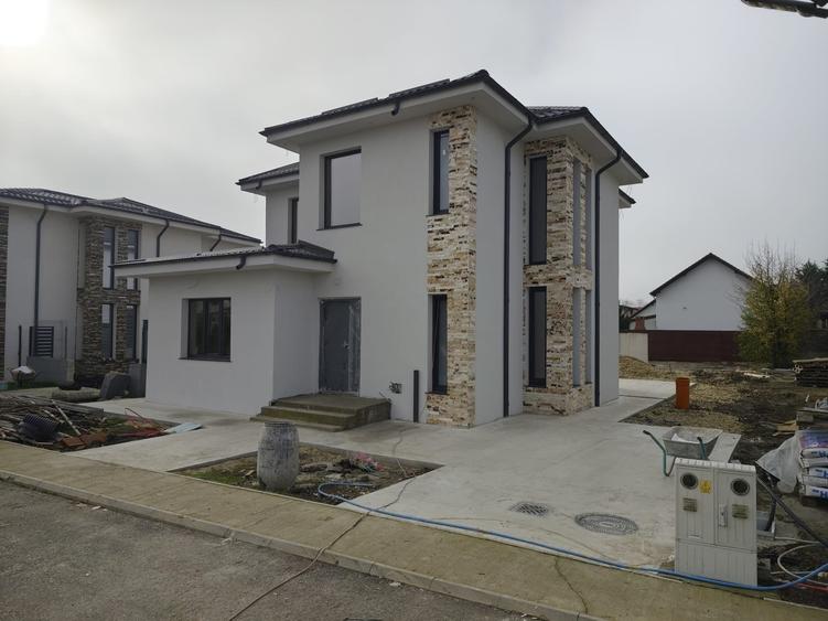 Casă individuală cu 4 camere cu Canalizare în Gulia