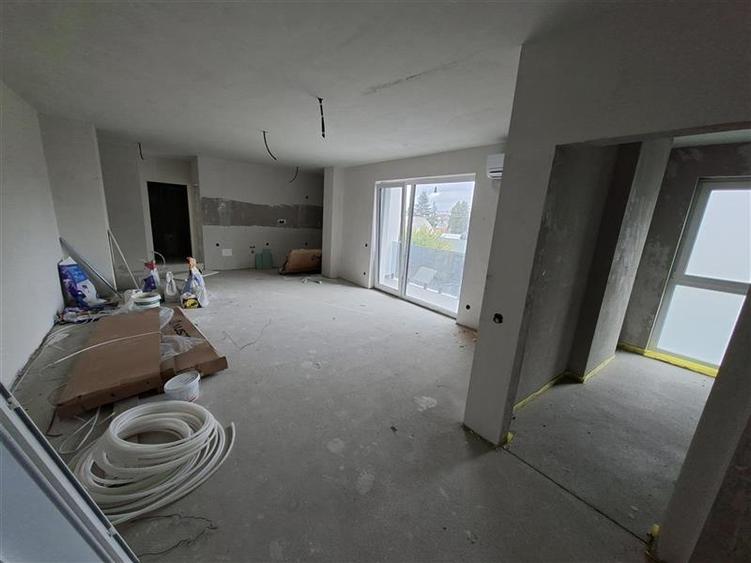 Apartament cu 4 camere semidecomandat în Mărăști