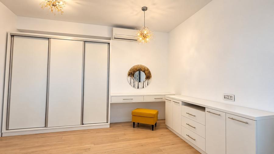 Apartament cu 3 camere decomandat, mobilat în Băneasa