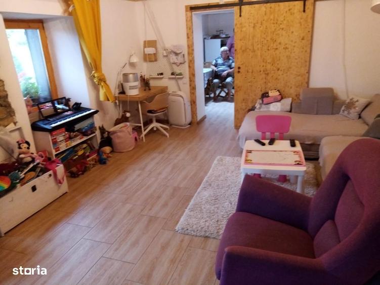 Casă cu 3 camere în Săcărâmb