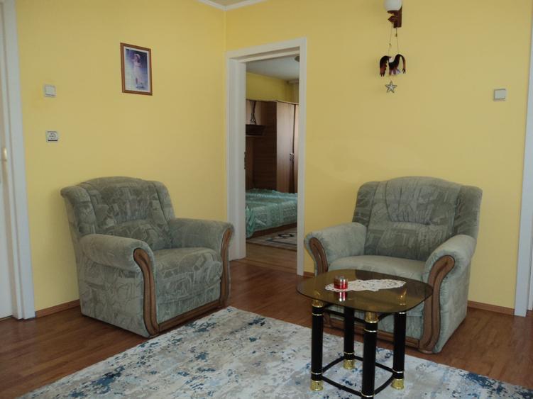 Casă cu 5 camere cu Garaj în Bujoreni