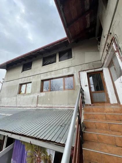 Casă cu 10 camere cu Teren 950 Mp în Fratelia