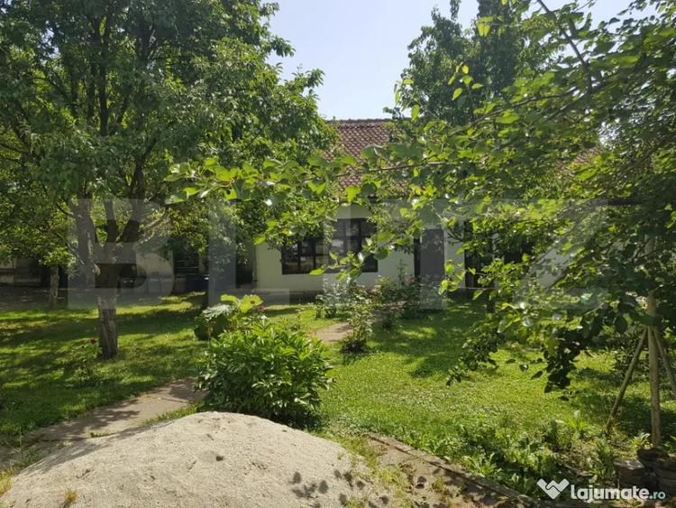 Casă cu 5 camere cu Teren 21111 Mp în Central
