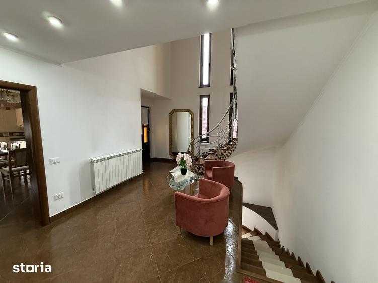 Casă cu 9 camere cu Teren 1200 Mp în Curtești