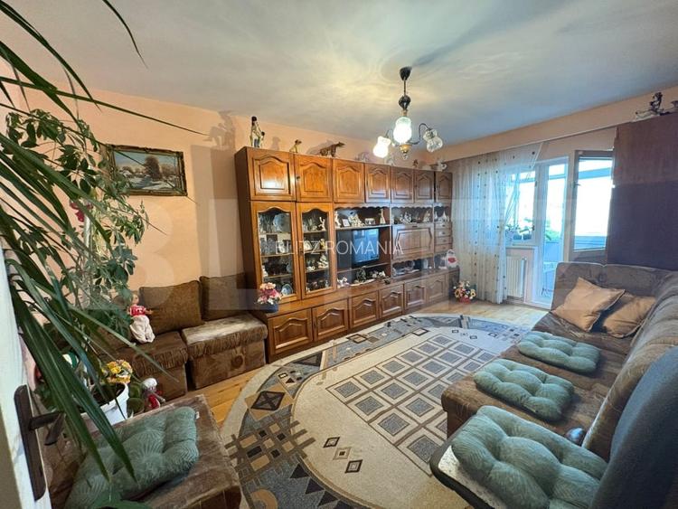 Apartament decomandat cu 3 camere si 2 balcoane, zona Vasile Aaron