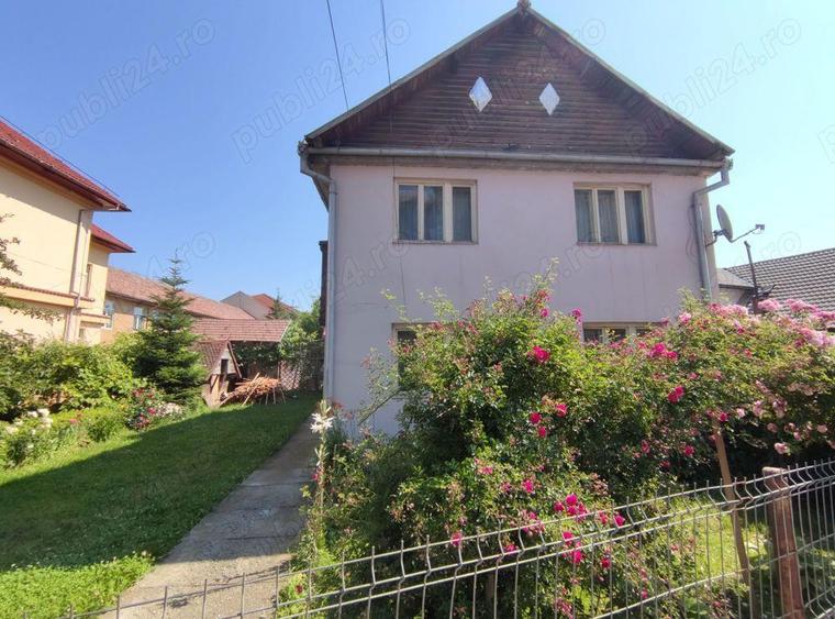 Intorsura Buzaului - zona centrala, apartamente in casa si teren aferent. Comision ZERO. - 1