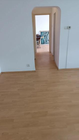 Apartament cu 3 camere semidecomandat în Micro 4