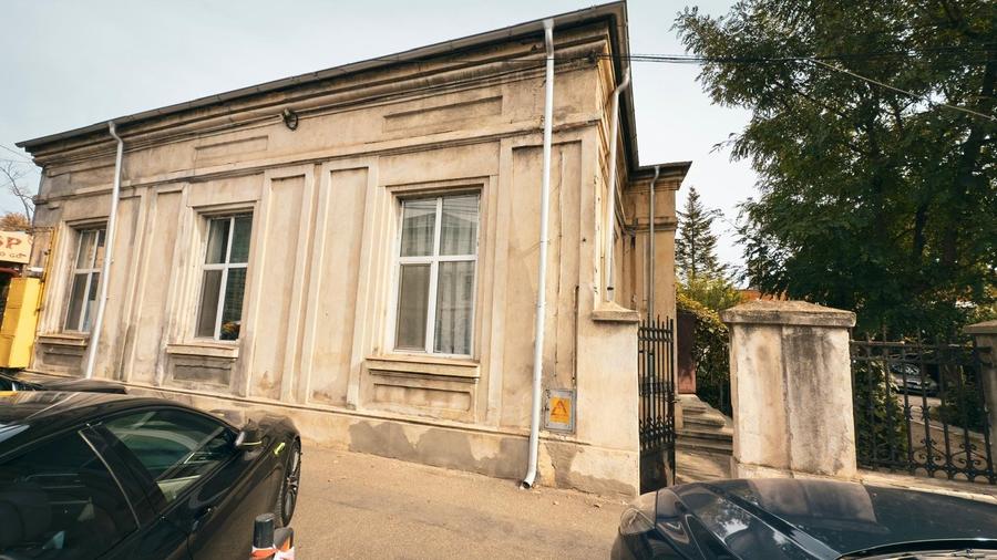 Casă istorică de vânzare pe Strada Domnească – Investiție cu mare potențial! - 1