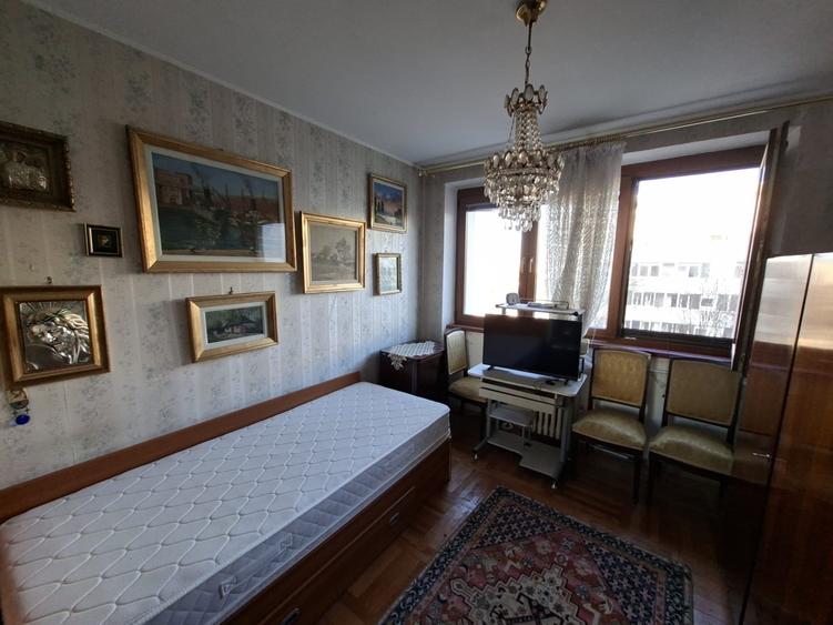 Apartament cu 3 camere semidecomandat în Baba Novac