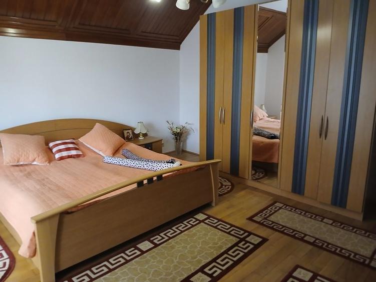 Casă cu 4 camere decomandat în Central