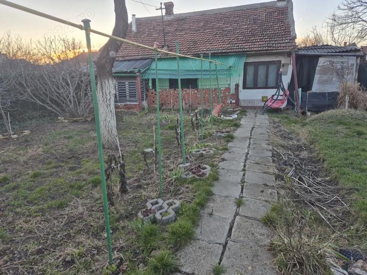 Casa cu 2 camere, Teren 301 mp, acces curte comuna , Pret redus - 1