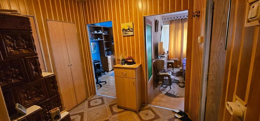 Apartament cu 3 camere decomandat, mobilat în Moinești