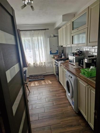 Decomandat 2 camere la parter zona Soarelui