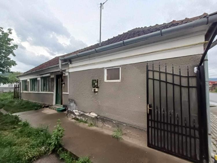 Casa 114 mp - in Hateg la 300 m de primarie 52000 euro - 5