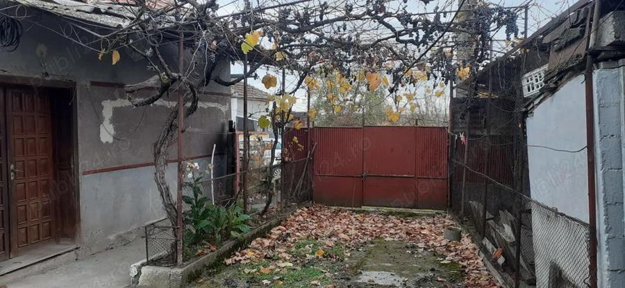 Casa de vanzare, 3 camere, 1 baie, suprafata totala teren si casa 430 mp. 28.000 EUR, negociabil. - 1