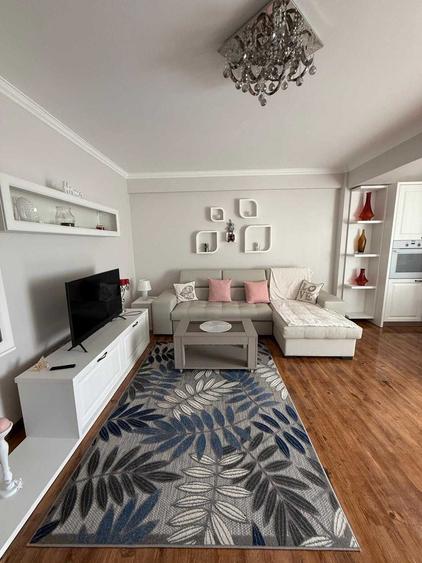 Apartament cu 3 camere decomandat în Exterior Vest