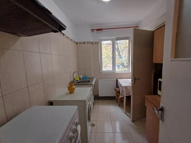 Apartament cu 3 camere semidecomandat, mobilat în Tătărași