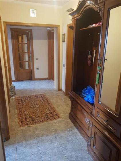 Apartament cu 3 camere decomandat, mobilat în Școlilor