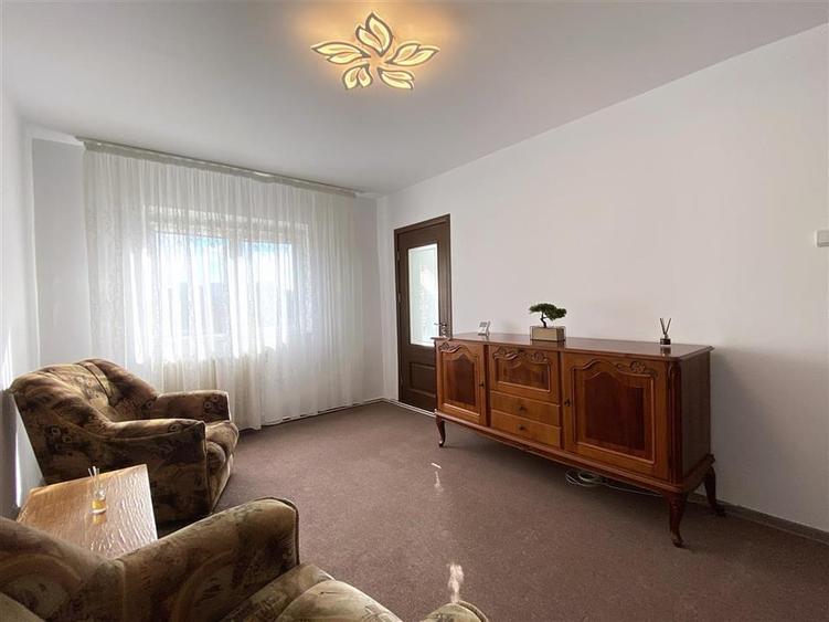 Apartament cu 3 camere decomandat în Nicolina