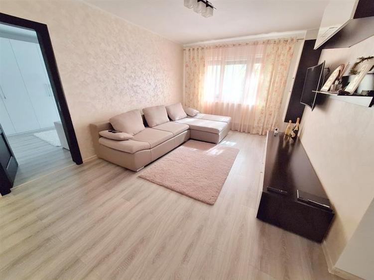 Apartament cu 3 camere decomandat în Milcov