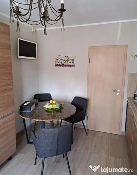 Apartament cu 4 camere semidecomandat în Calea Victoriei