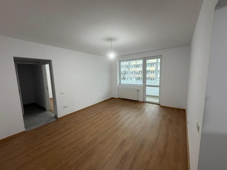Apartament cu 3 camere semidecomandat în Iancului
