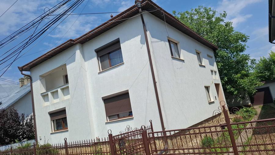 Casă cu 4 camere cu Teren 495 Mp în Central