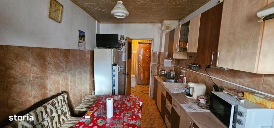 Apartament cu 3 camere decomandat în Sud