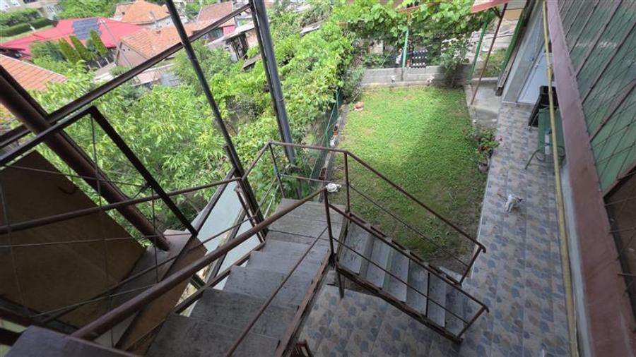Casă individuală cu 8 camere cu Canalizare în Central