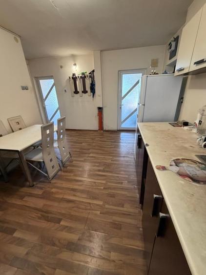 Apartament cu 3 camere decomandat, mobilat în Calea București