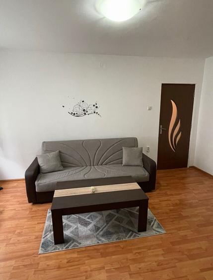 Apartament cu 3 camere semidecomandat în Vest